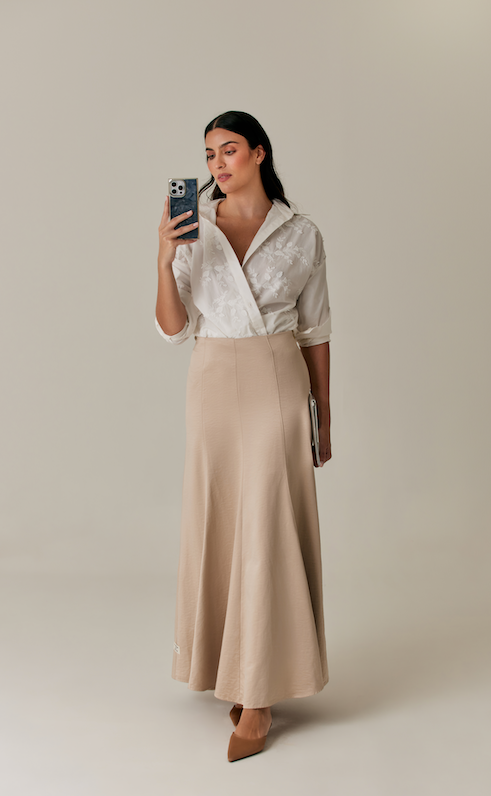 Camisa de botones blanca con bordado floral en alto relieve- Ella